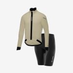 Beigefarbenes langärmeliges Radtrikot mit schwarzem Reißverschluss, gepaart mit einer schwarzen Radlerhose, dargestellt auf weißem Hintergrund.