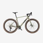 Ein khakifarbenes Gravelbike mit Drop-Lenker, schwarzem Sattel und Reifen mit hellbraunen Seitenwänden, abgebildet vor einem weißen Hintergrund.